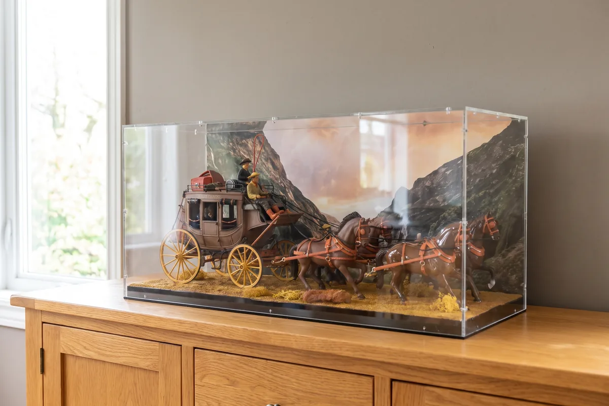 Historic stagecoach diorama with a horse team under a made to measure acrylic display case