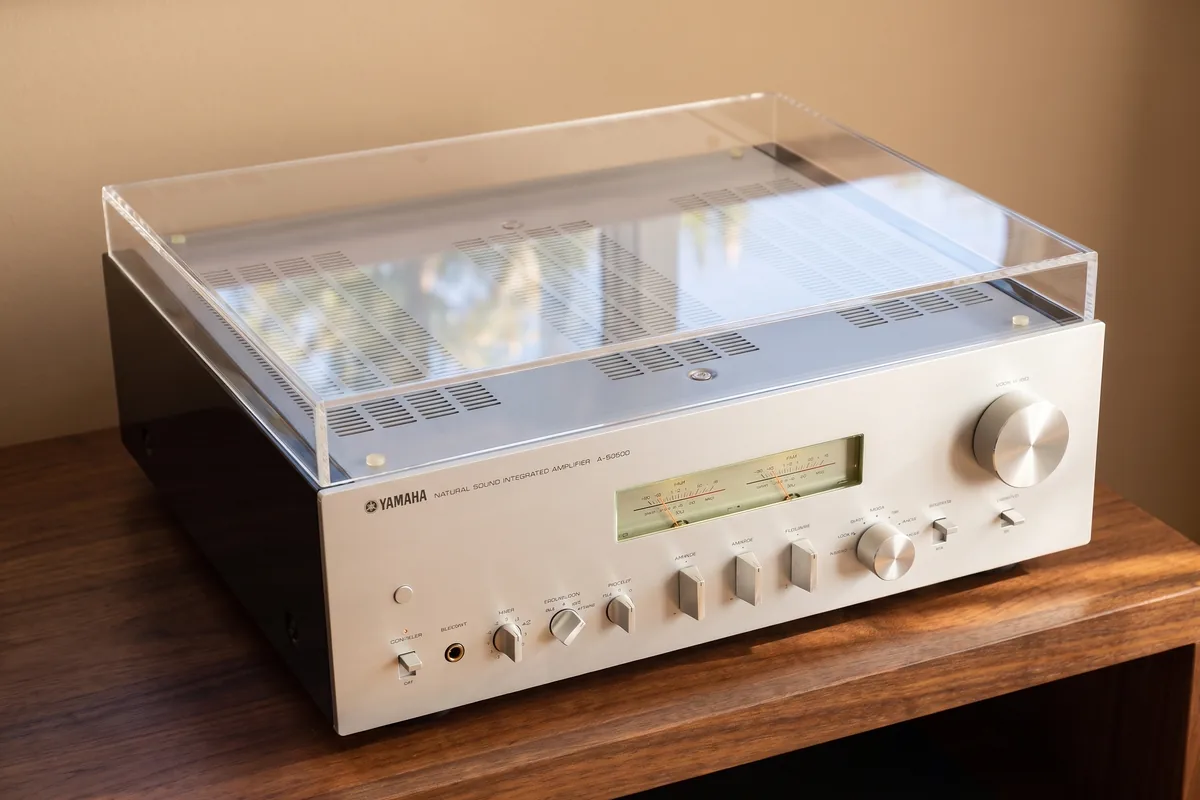 Vintage hi-fi amplifier under a low made-to-measure acrylic cover