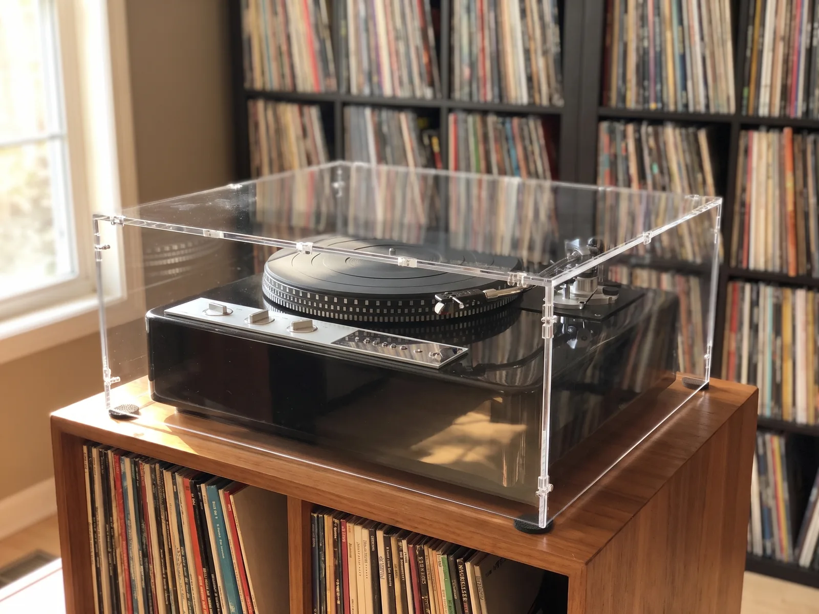 Made to measure acrylic cover for a turntable