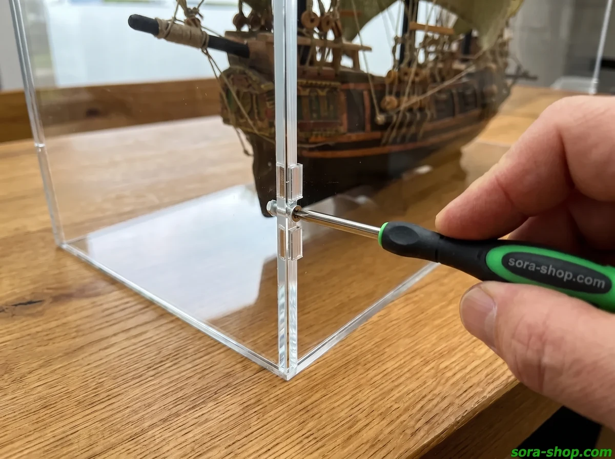 Close-up of the Sora plug-and-screw system with small screws in the corner of the acrylic glass