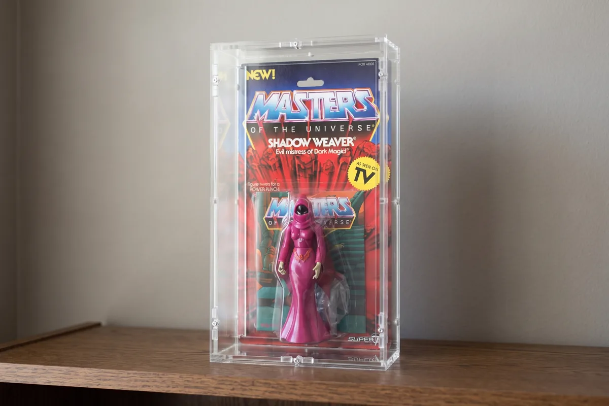 Made to measure action figure case around a figure in its original blister pack