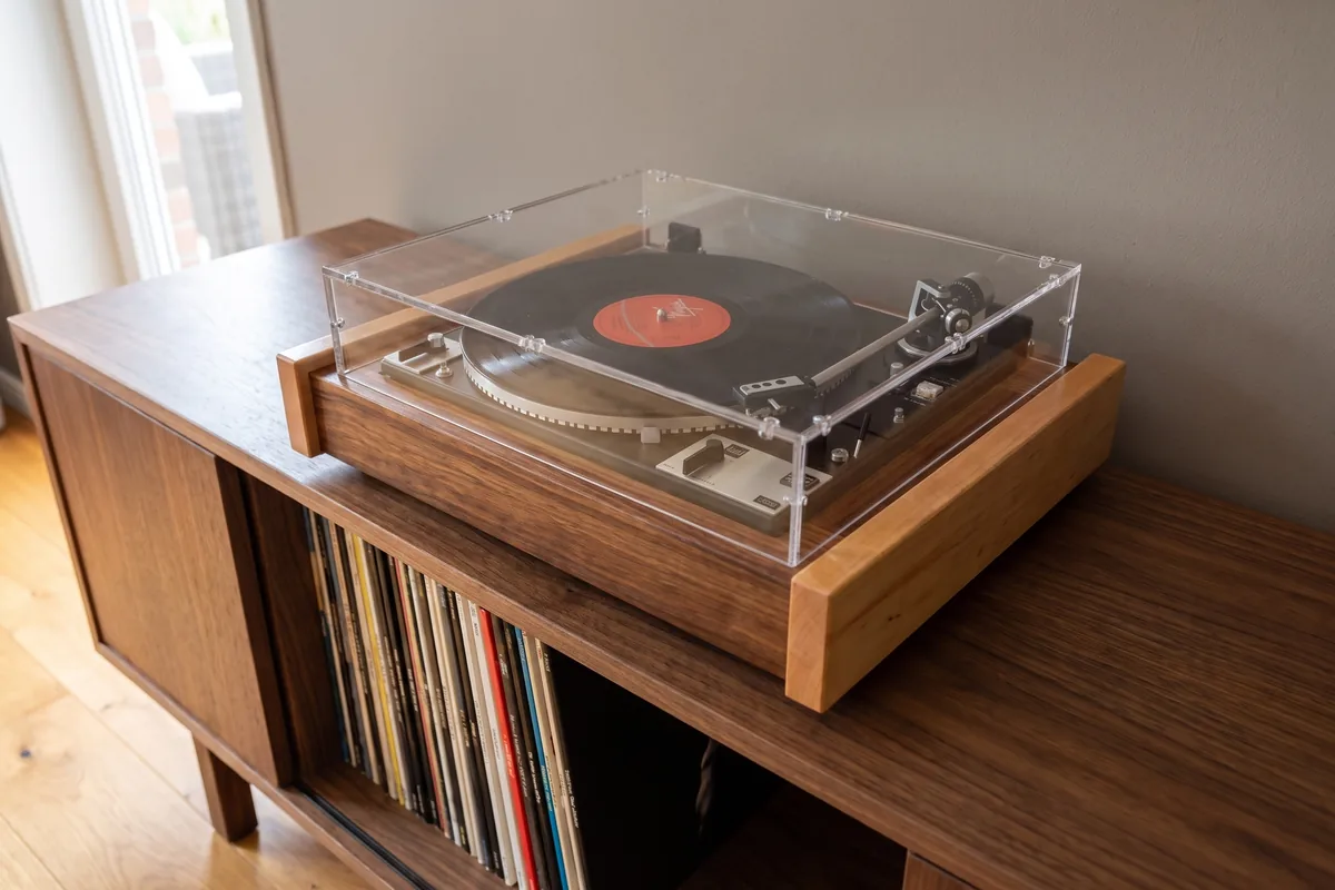 Made to measure turntable cover over a vintage turntable