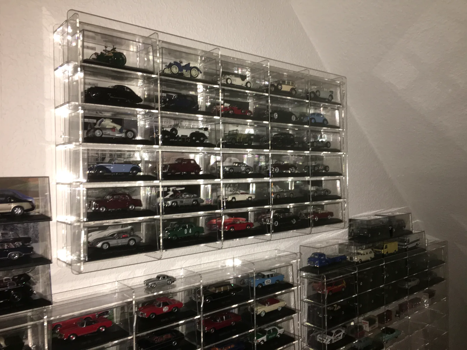 Made-to-measure acrylic wall-mounted display cabinet 86 × 8 × 48 cm with 5 columns and 6 rows — every model car in its own compartment with a label