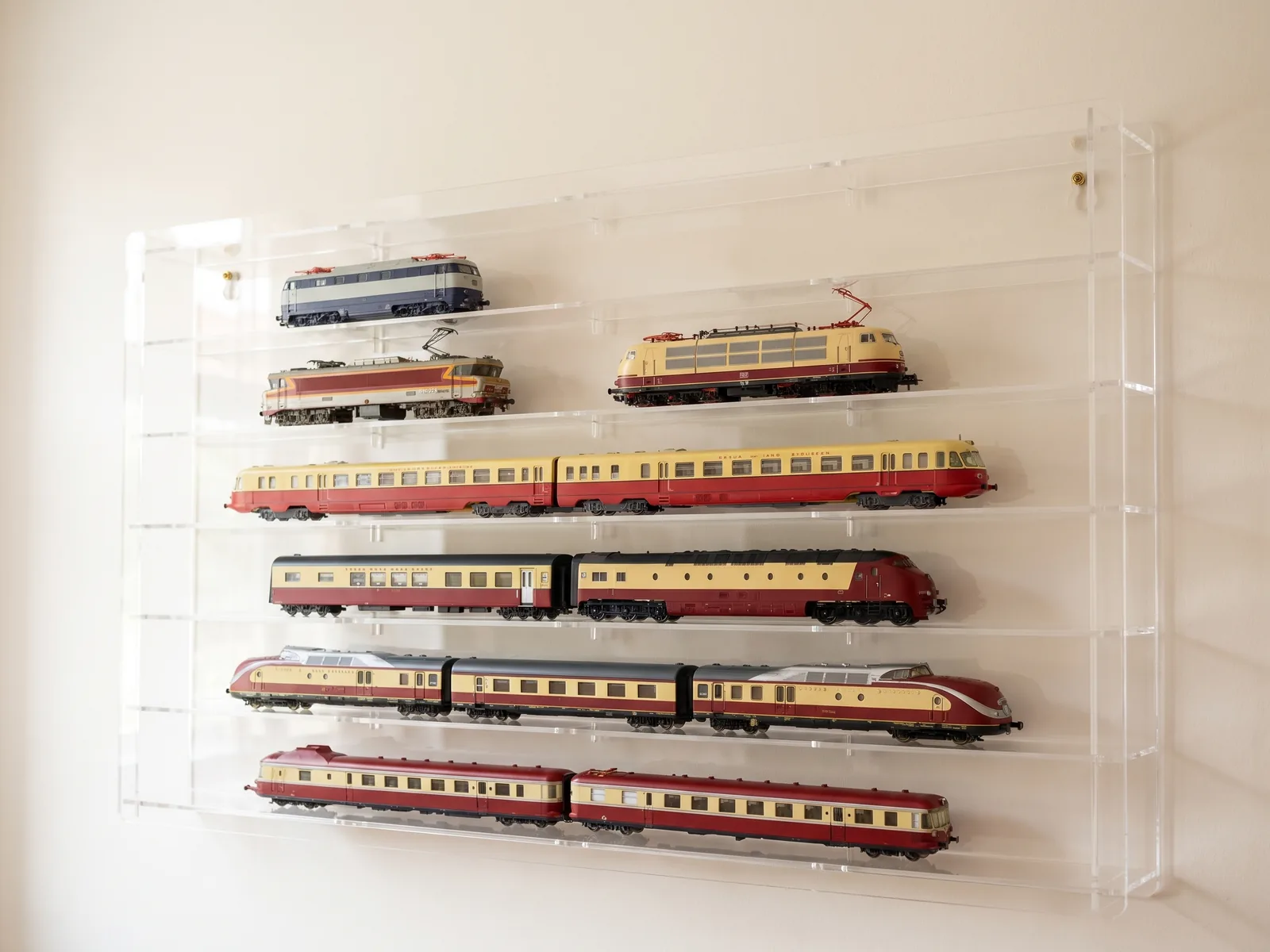 Long, shallow display cabinet 84 × 6 × 48 cm with 6 rows for locomotives and railcars