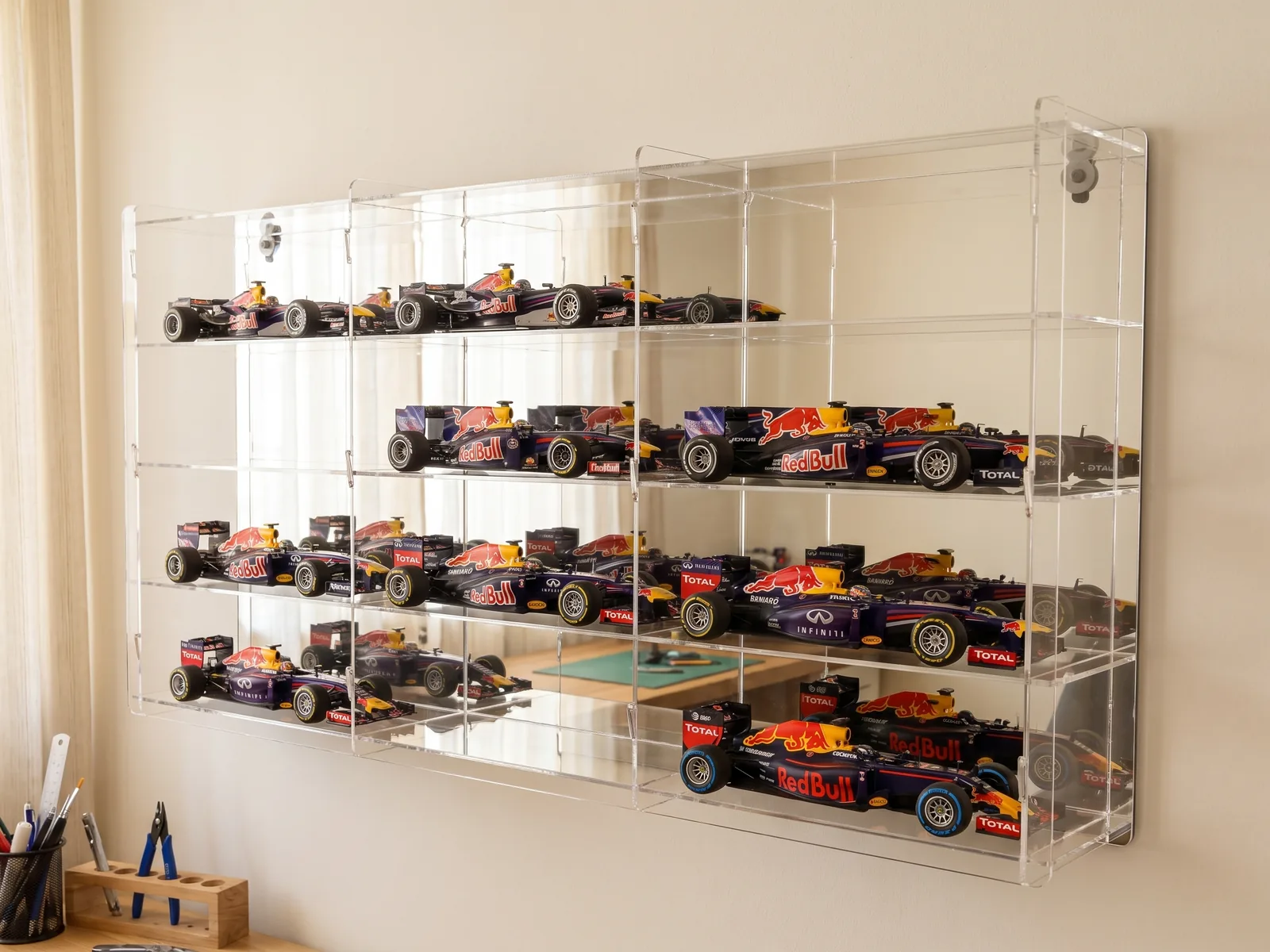 Made-to-measure acrylic display cabinet on the wall: display cabinet 95 × 15 × 50 cm with Formula 1 model cars in front of a reflective back panel